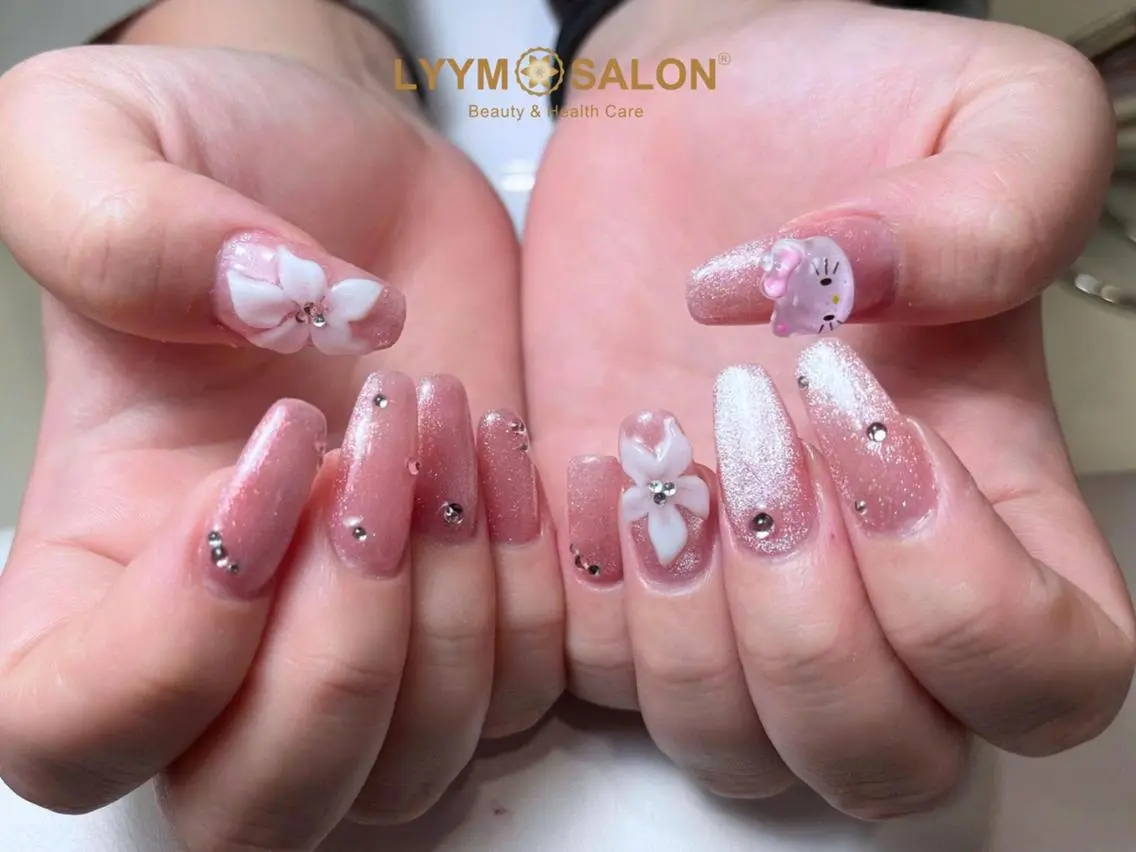 ネイル フラワーネイル ガーリー キラキラネイル ラメ(グリッター) ピンク ハンドネイル LYYM Salonのネイルデザイン