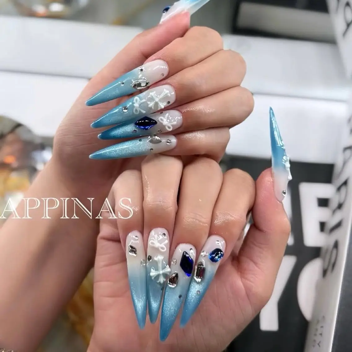 ネイル グラデーション ロングネイル マグネットネイル スカルプネイル ハンドネイル HAPPINAS🍒 くるみのネイルデザイン