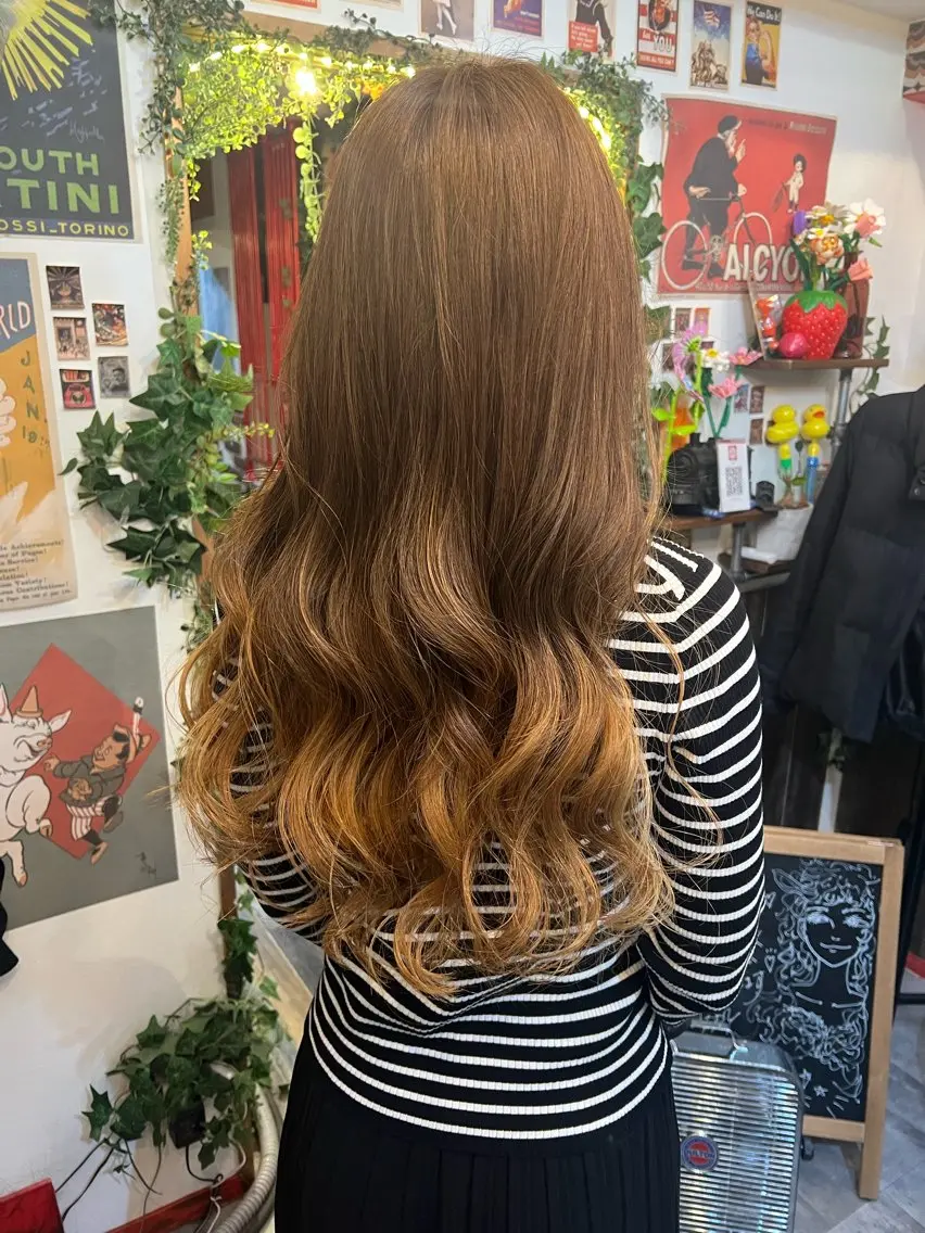 ロング カラー ベージュカラー 抜きっぱなしブロンド グラデーションカラー ヘアカラー カラーパティシエ facce🌼ikoのヘアスタイル