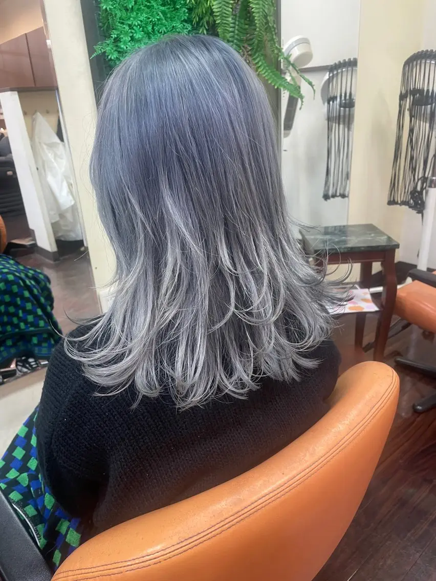 ミディアム カラー ブルーカラー ハイトーンカラー ネイビーカラー シルバー 外ハネヘア ❄ブリーチカラー❄ 佐原昌樹のヘアスタイル
