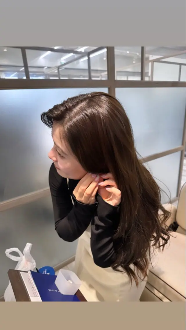 ロング カラー ベージュカラー オリーブベージュ かきあげバング ロング 髪質改善×艶カラー Haruのヘアスタイル
