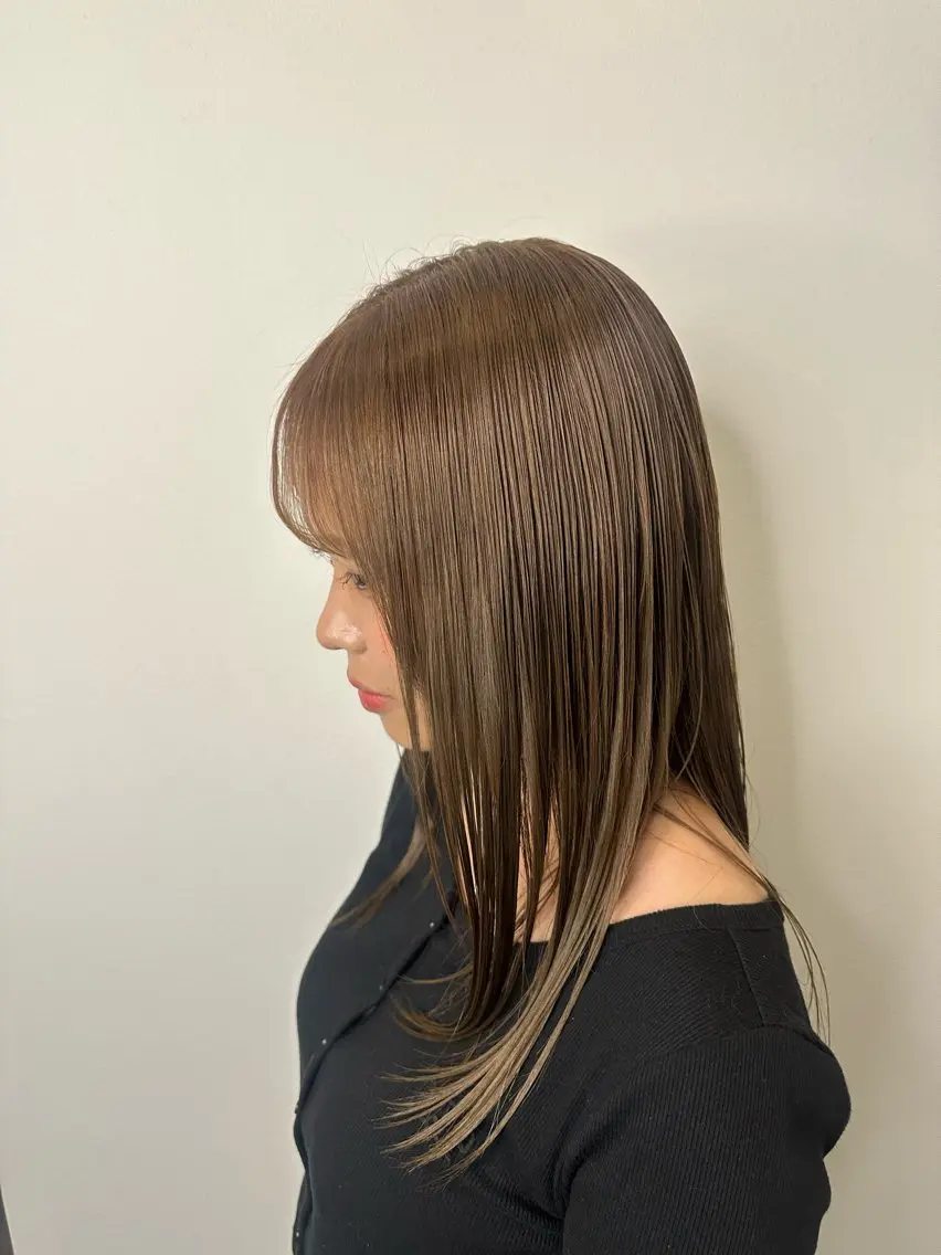 カラー ベージュカラー ダブルカラー オリーブベージュ 尾方 杏里のヘアスタイル