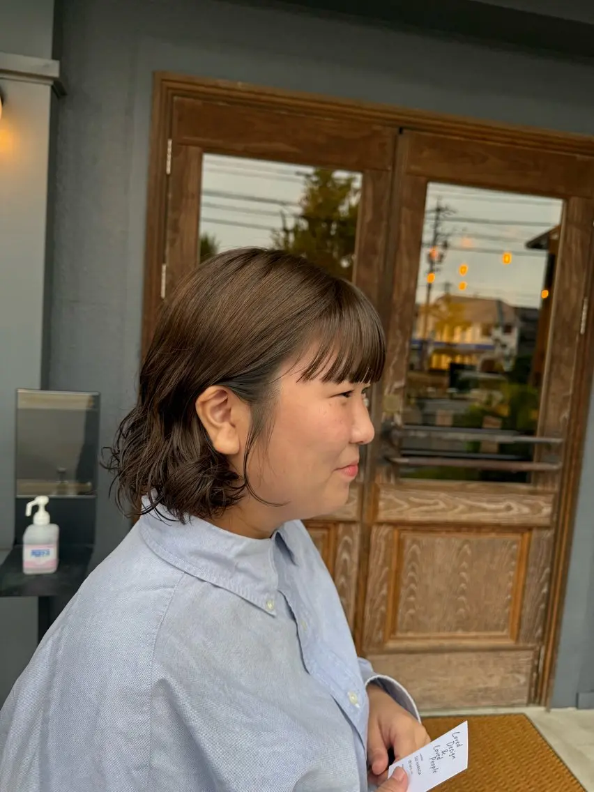 ショート カラー おくれ毛 ワイドバング カット ヘアカラー 暖色カラー/髪質改善 /レイヤーカット/翠のヘアスタイル