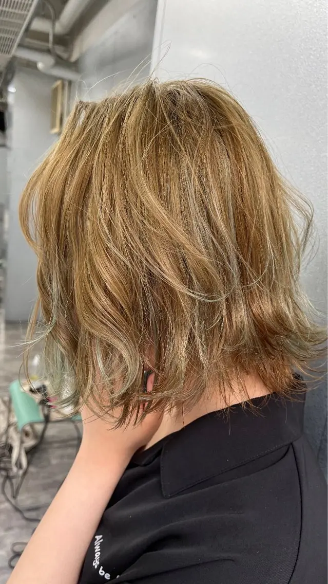 ミディアム カラー 花澤 紗更のヘアスタイル