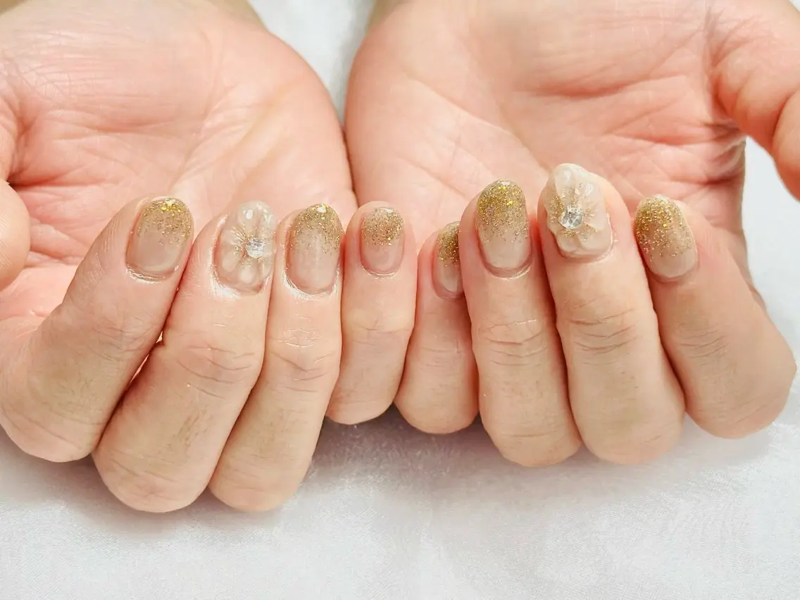 ネイル フラッシュネイル フラワーネイル ゴールド グラデーション ぷっくりネイル nailsalon oluoluのネイルデザイン