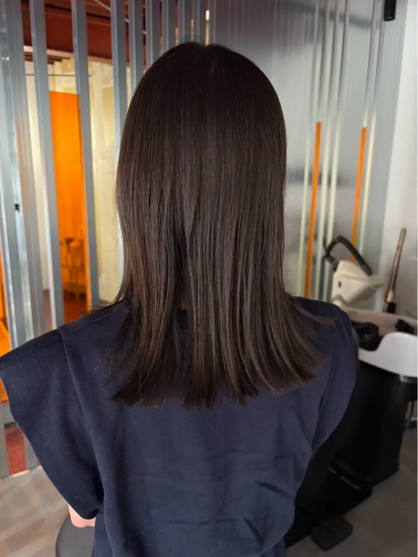 セミロング アッシュ アッシュグレー アッシュグレージュ ヘアカラー 岩見 和のヘアスタイル