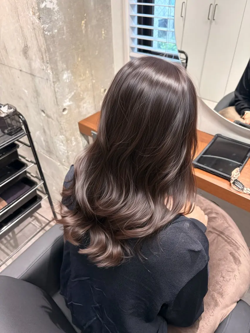 ロング カラー グレイカラー🩶 藤田彩花のヘアスタイル