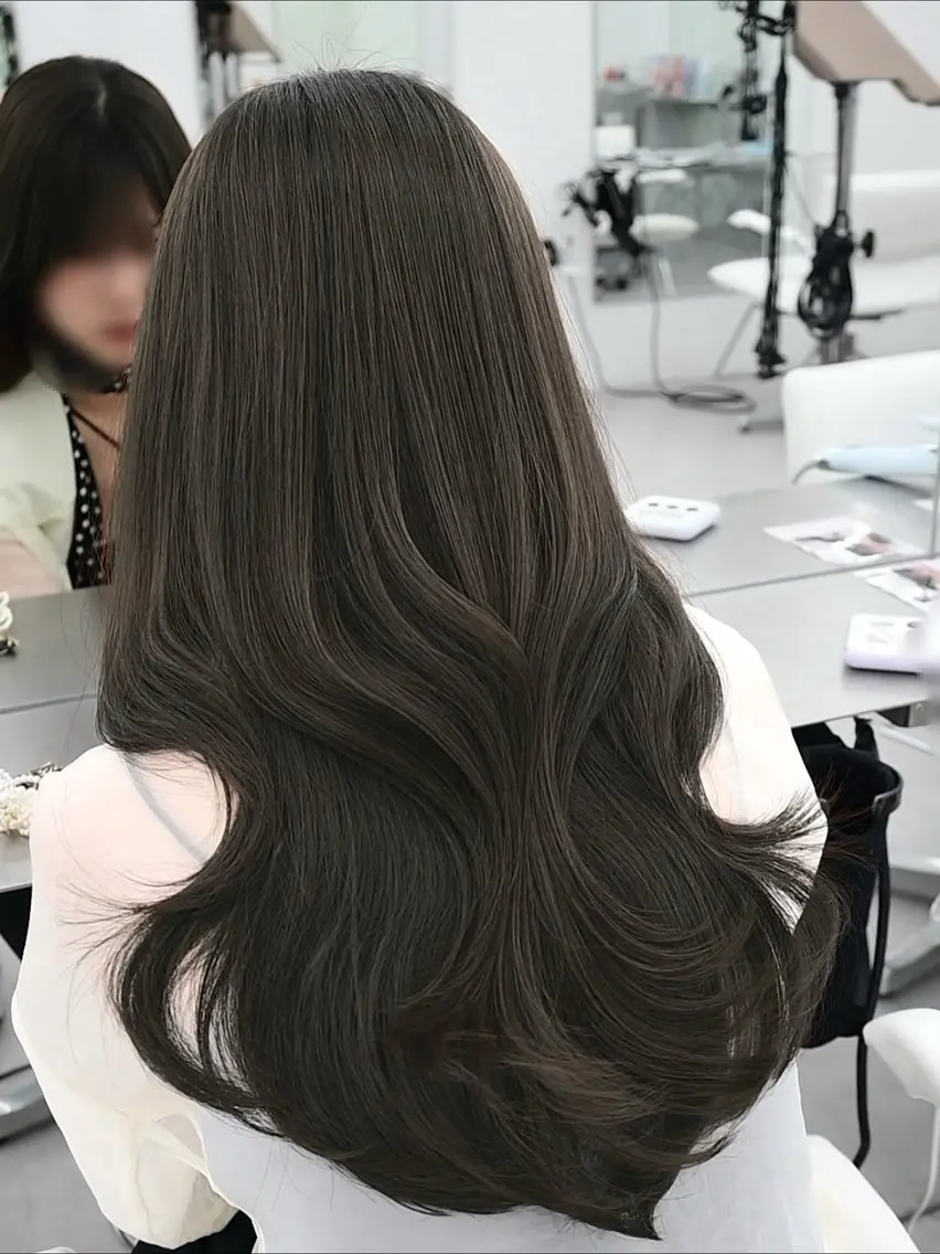 セミロング ヘアカラー トリートメント 透明感カラー🩶 ×小顔カット難波のヘアスタイル
