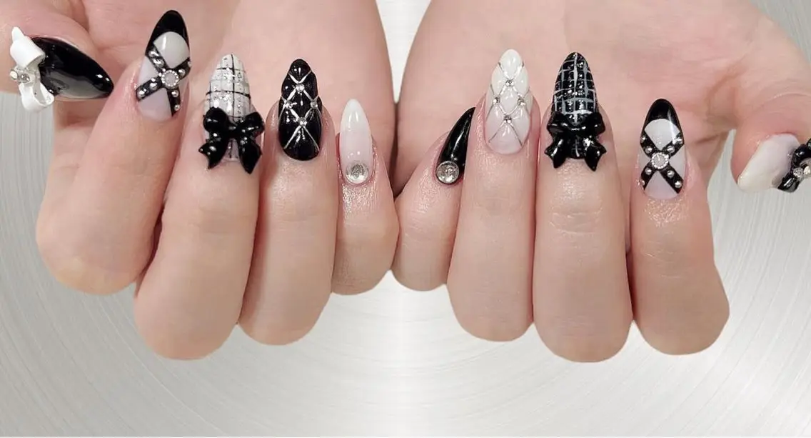 ネイル アートネイル オーロラネイル チークネイル フレンチネイル ガラスフレンチ ハンドネイル 🎀YooLi Nail salonのネイルデザイン
