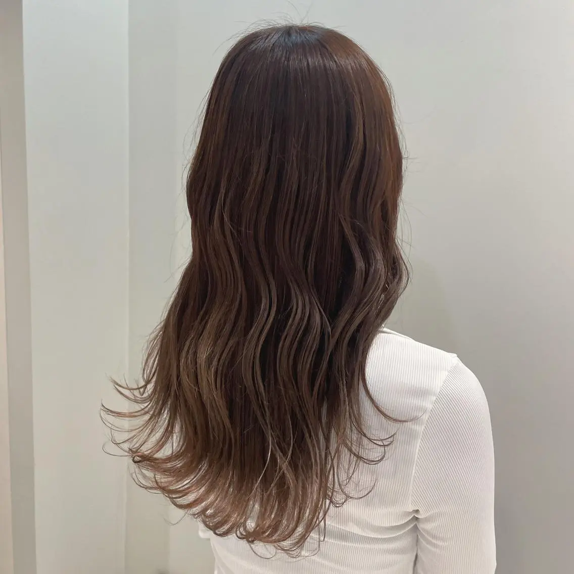 ロング カラー ブラウンカラー 峯崎 葵のヘアスタイル