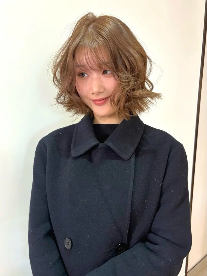 ミディアム カラー ベージュカラー ブリーチ ダブルカラー ヘーゼル ブリーチなしカラー ヘアカラー ユナ レイヤーカット モデル/ベージュのヘアスタイル