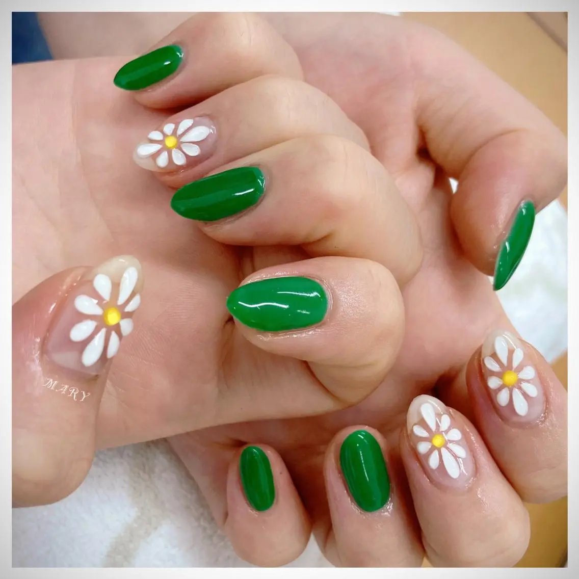 ネイル アートネイル フラワーネイル グリーン ニュアンスネイル ワンカラーネイル ハンドネイル Mary nail .narumiのネイルデザイン