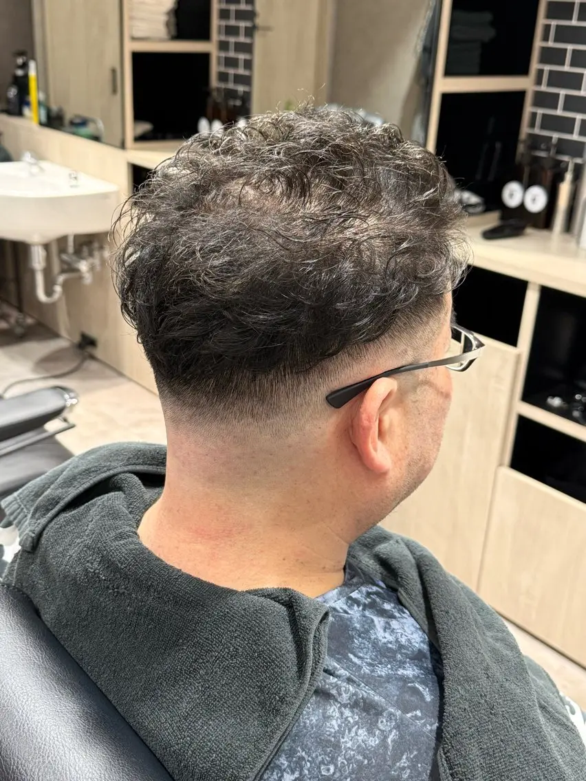 ショート パーマ メンズ フェードカット メンズパーマ スキンフェード 深野 茜のヘアスタイル