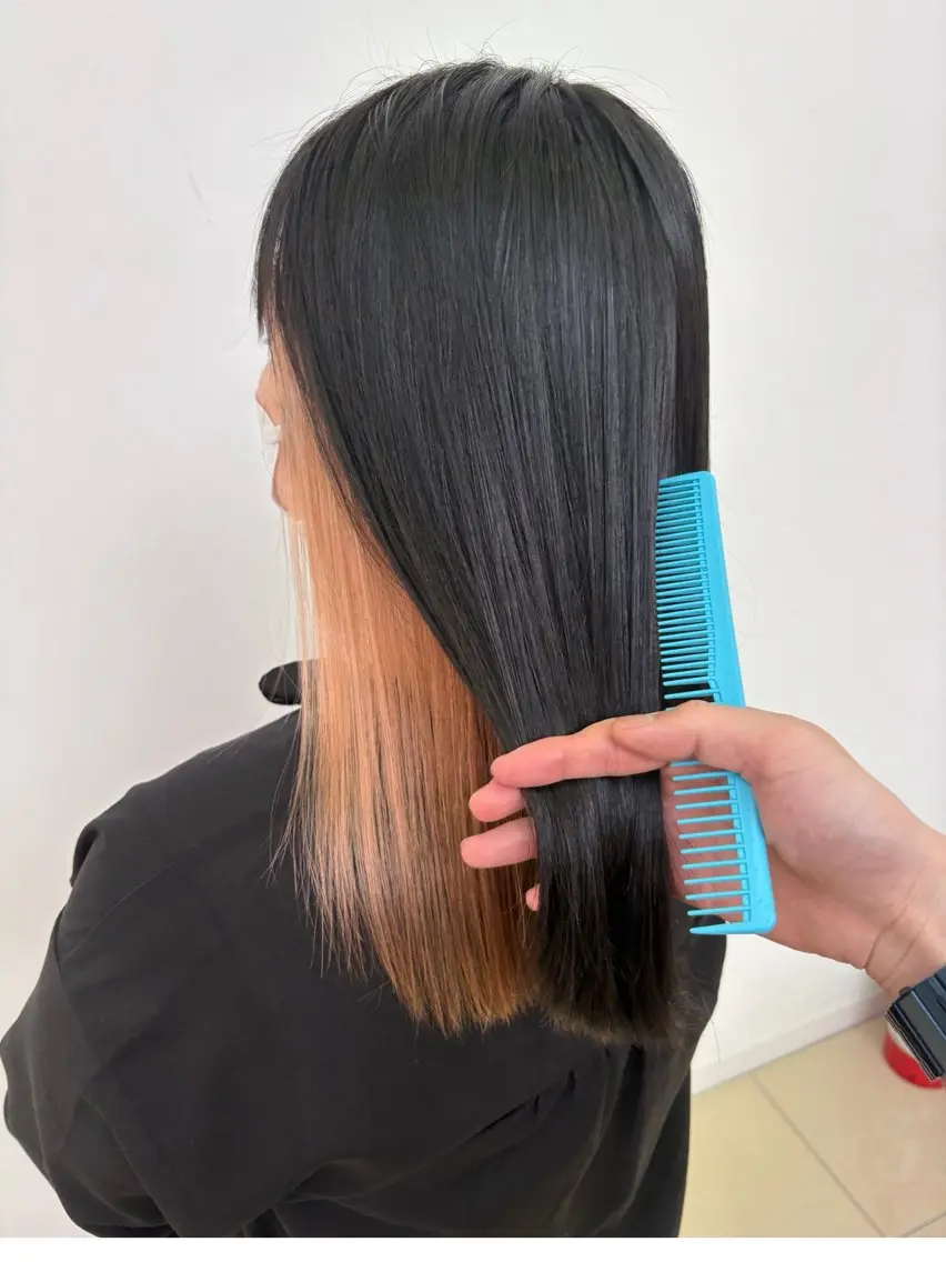 セミロング カット 縮毛矯正 トリートメント 髪質改善ストレート インナーカラーハズキのヘアスタイル