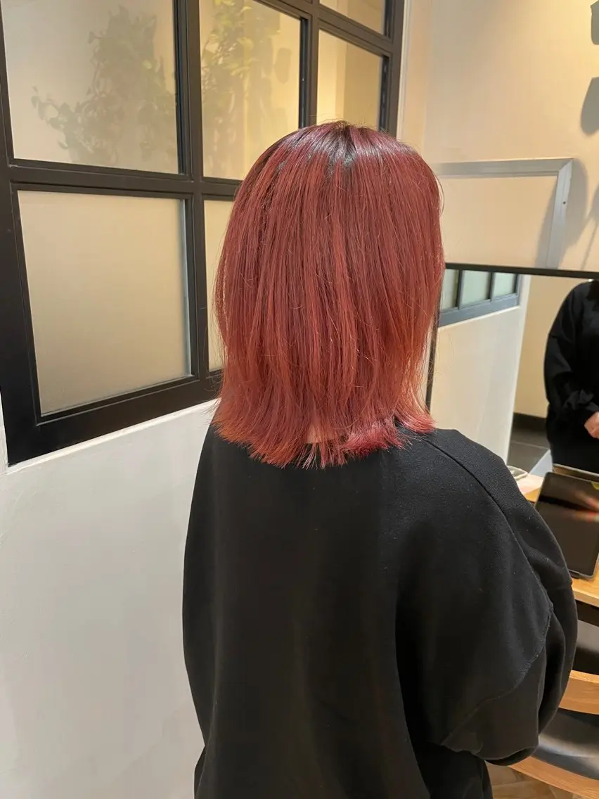 ミディアム カラー ピンクカラー レッドカラー くびれヘア ハイトーン/カラー/ 用賀/稲若健太郎のヘアスタイル
