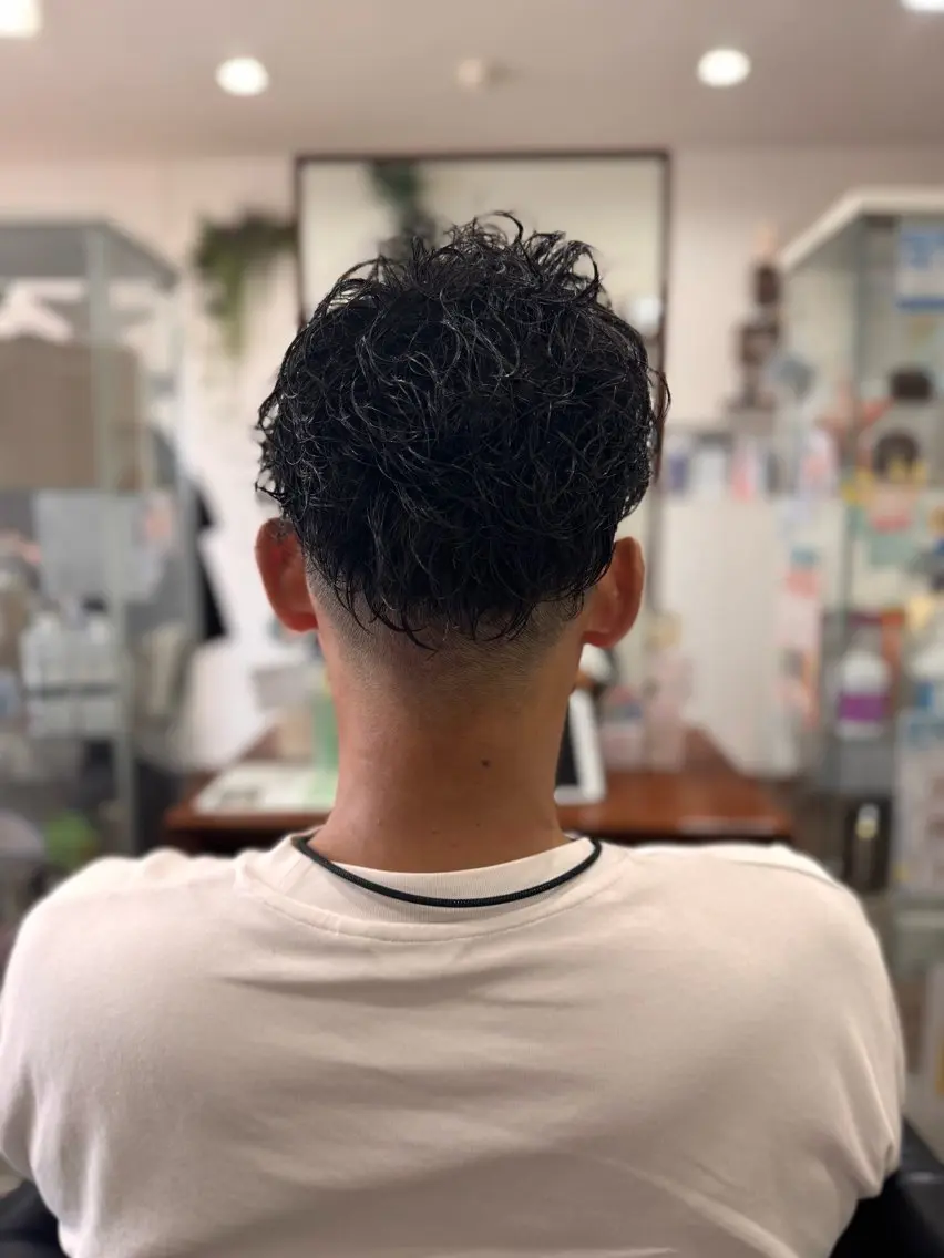 パーマ メンズ メンズパーマ ツーブロック 刈り上げ スパイラルパーマ 山田 梓のヘアスタイル