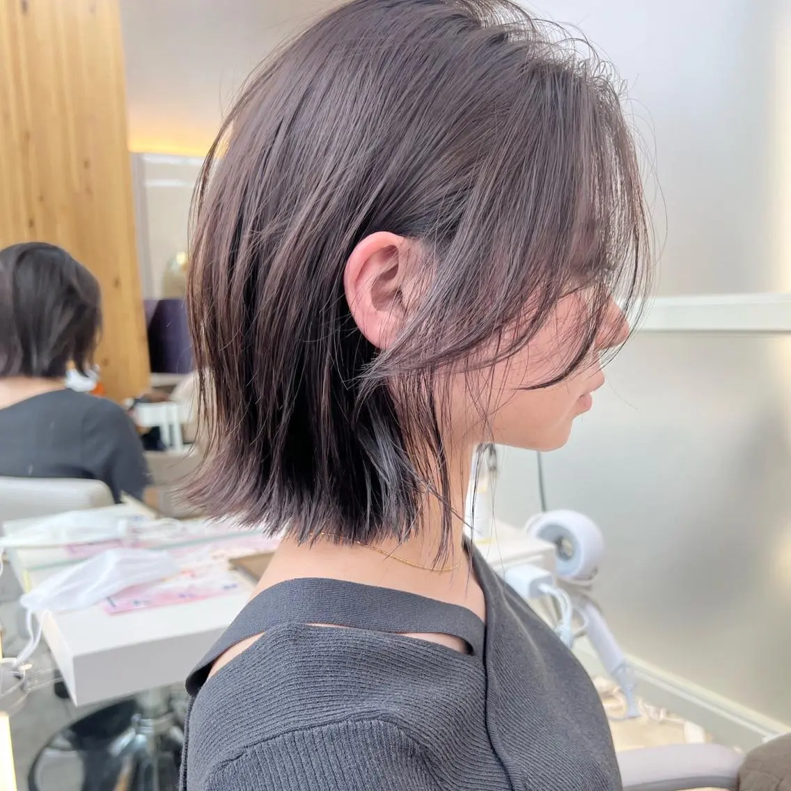 ショート カラー ミストバング グレージュ ボブ くびれヘア 斜めバング ヘアカラー トリートメント レイヤー専門家 ダブルカラー修のヘアスタイル