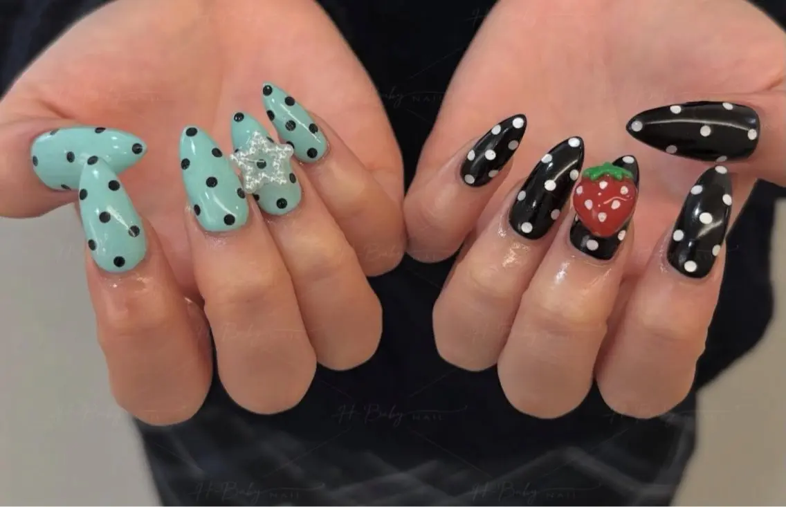 ネイル オーロラネイル フレンチネイル ジェルネイル ハロウィン キラキラネイル H.baby Nail Salonのネイルデザイン