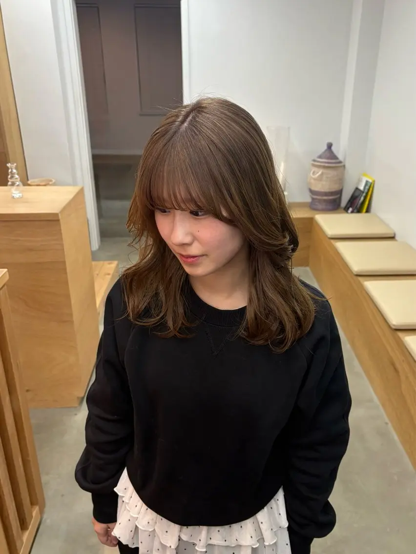 ミディアム カラー 吉野 新菜のヘアスタイル