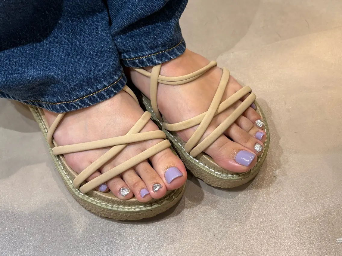 ネイル フットネイル ラメ(グリッター) パステルネイル パープル シルバー nacre nail 川崎🌸rioのネイルデザイン