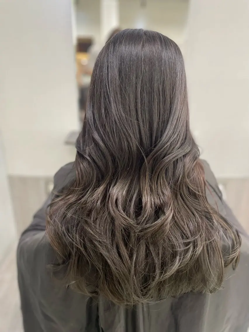 ロング カラー グレージュ AIRI layer cut hairのヘアスタイル
