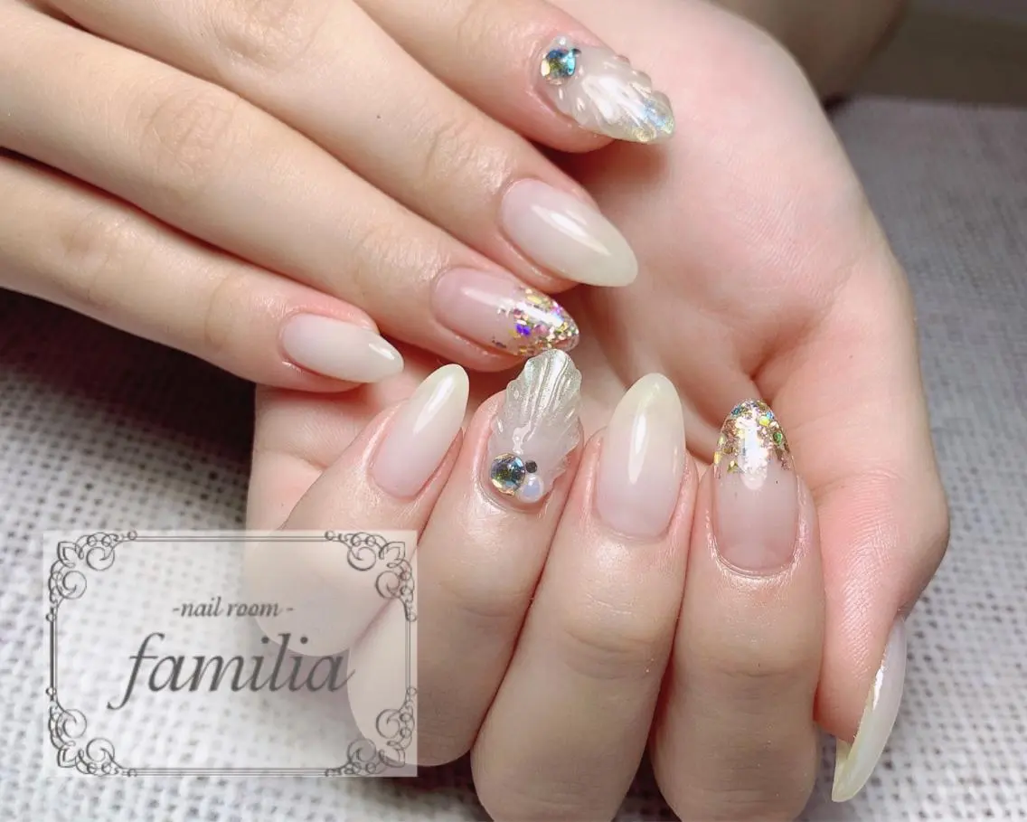 ネイル ホログラムネイル -nailroom- familiaのネイルデザイン