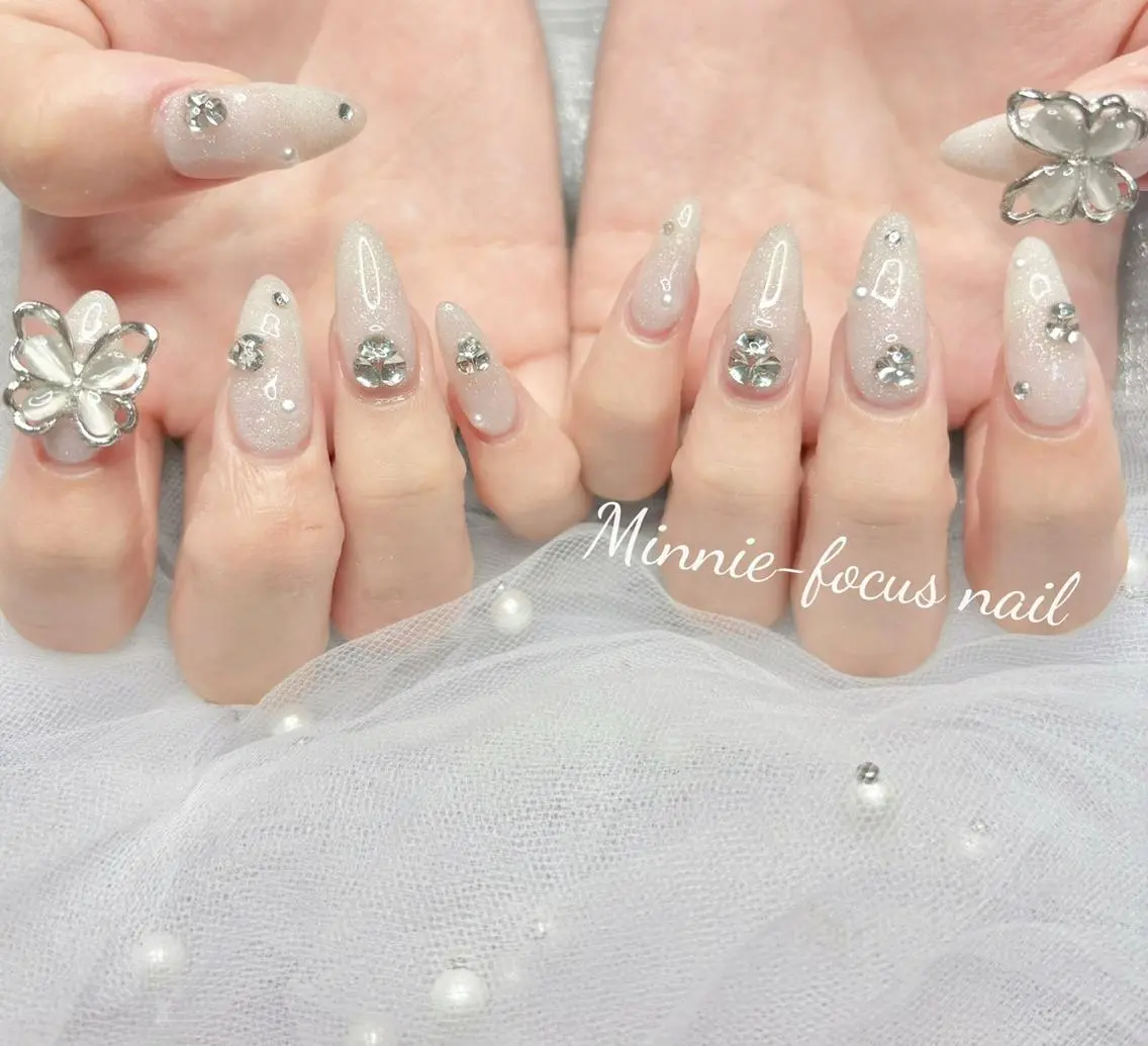 ネイル ゴージャス キラキラネイル 韓国ネイル 持ち込み ワンホンネイル ハンドネイル 🧸Luvia nail✨のネイルデザイン