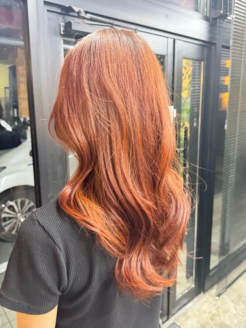 ロング オレンジブラウン 山下 虹のヘアスタイル