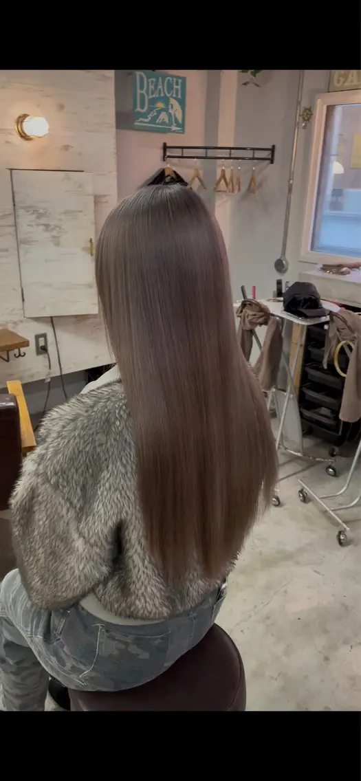 カラー グレージュ 岩佐 怜のヘアスタイル