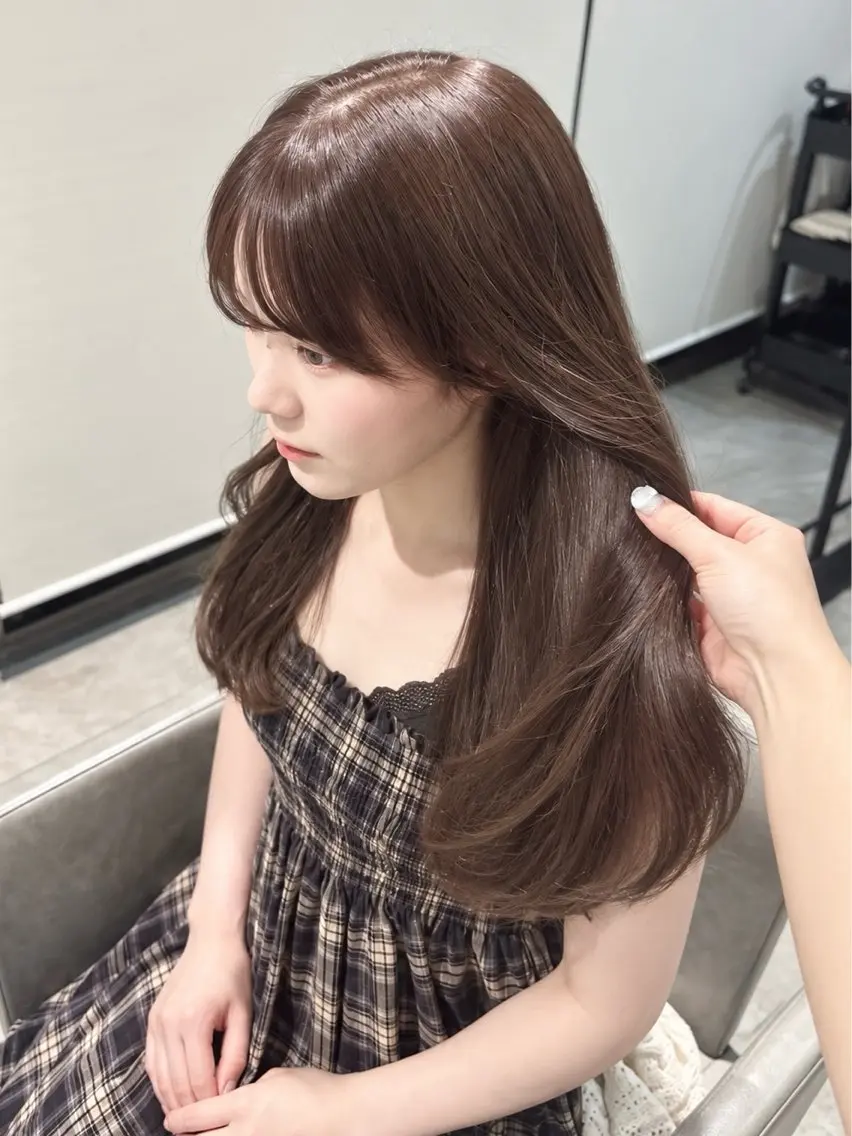 セミロング アッシュ アッシュグレー アッシュグレージュ レイヤーカット カット yui/レイヤー/ 顔周り/透明感カラーのヘアスタイル