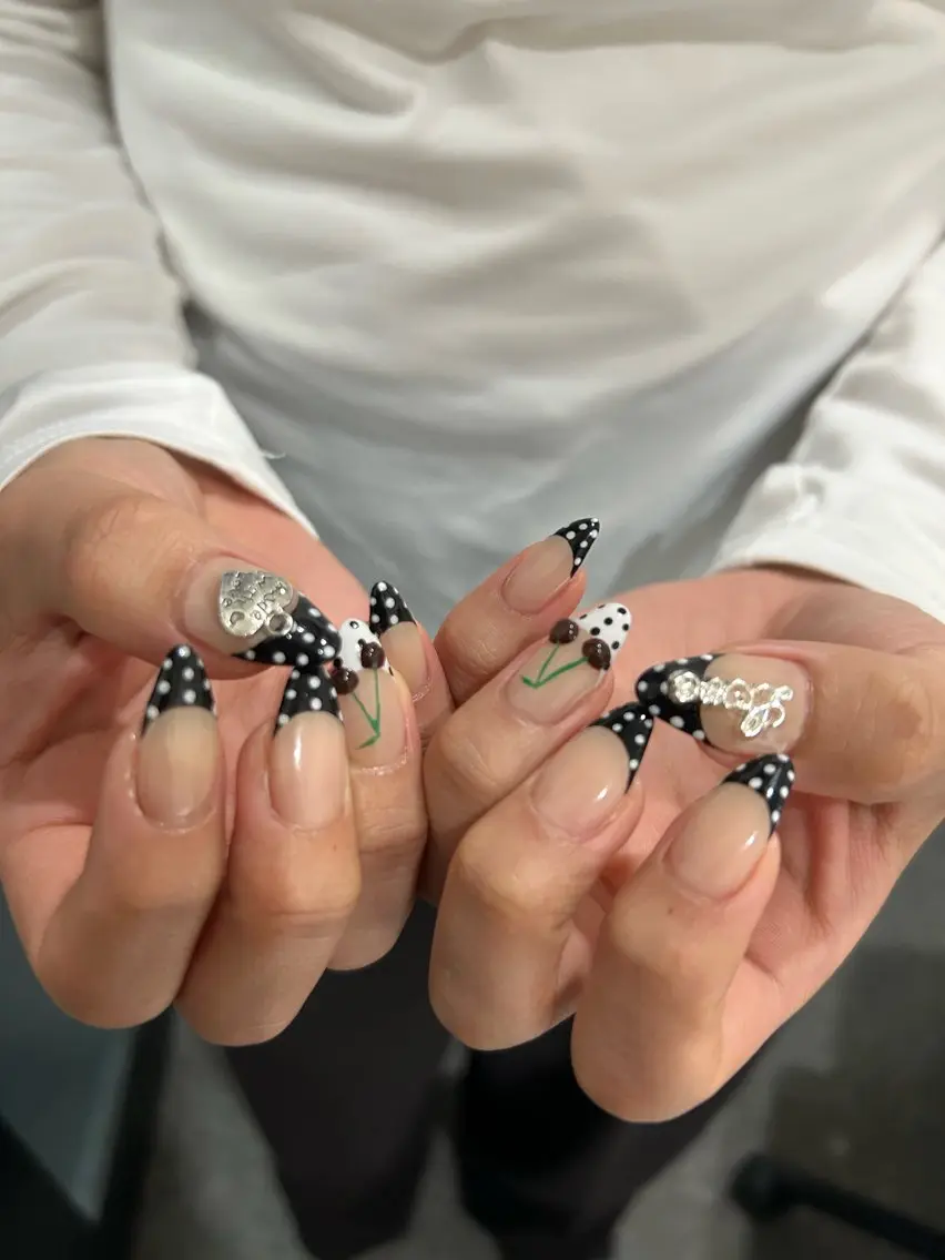 ネイル ドット フレンチネイル sakae yurinaのネイルデザイン