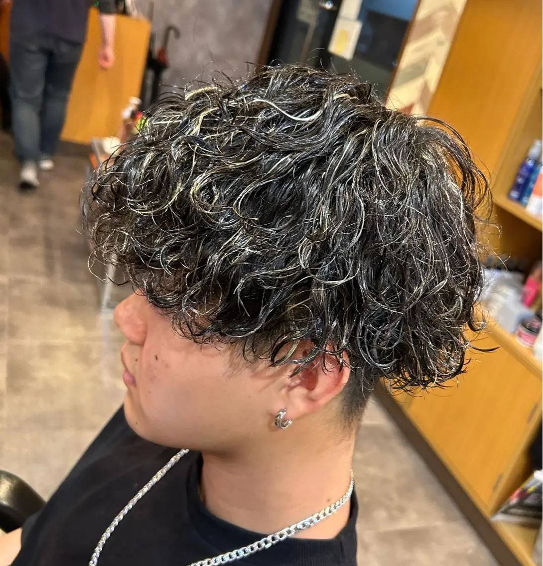 カラー パーマ メンズ メンズメッシュ 波巻きパーマ メッシュ カット パーマ stylist 静音「LEON」のヘアスタイル