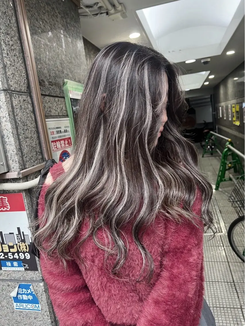 ロング カラー ダークグレー ダークグレージュ グレージュ ハイライトカラー ハイライト ヘアカラー トリートメント 指名数No.1 /NAOYAのヘアスタイル