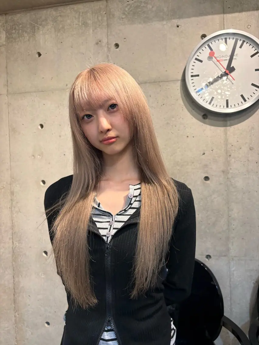 ロング ヘアカラー ミヤウチ セイナのヘアスタイル