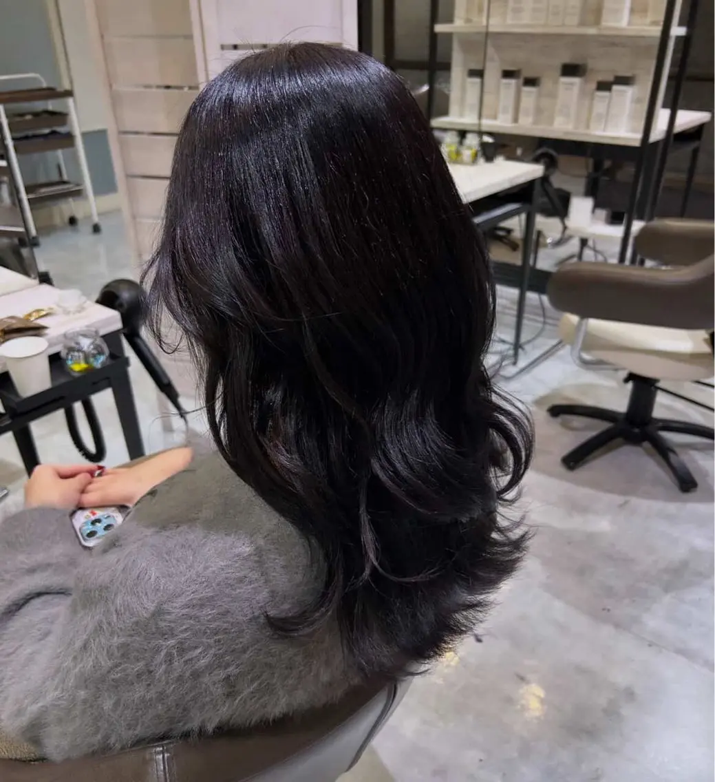 セミロング カラー ブリーチ グレージュ ラベンダーカラー ラベンダーグレージュ ラベンダーグレー ヘアカラー トリートメント 小出 彩水のヘアスタイル