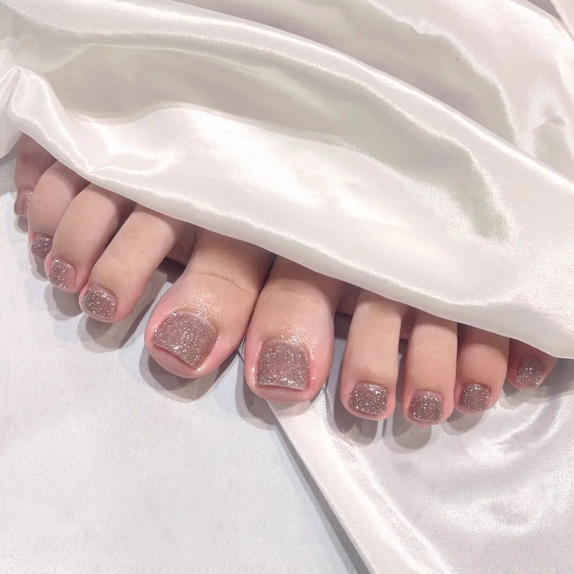 ネイル ボルドー フラッシュネイル ゴールド ワンカラーネイル フットネイル natsuki 💫のネイルデザイン