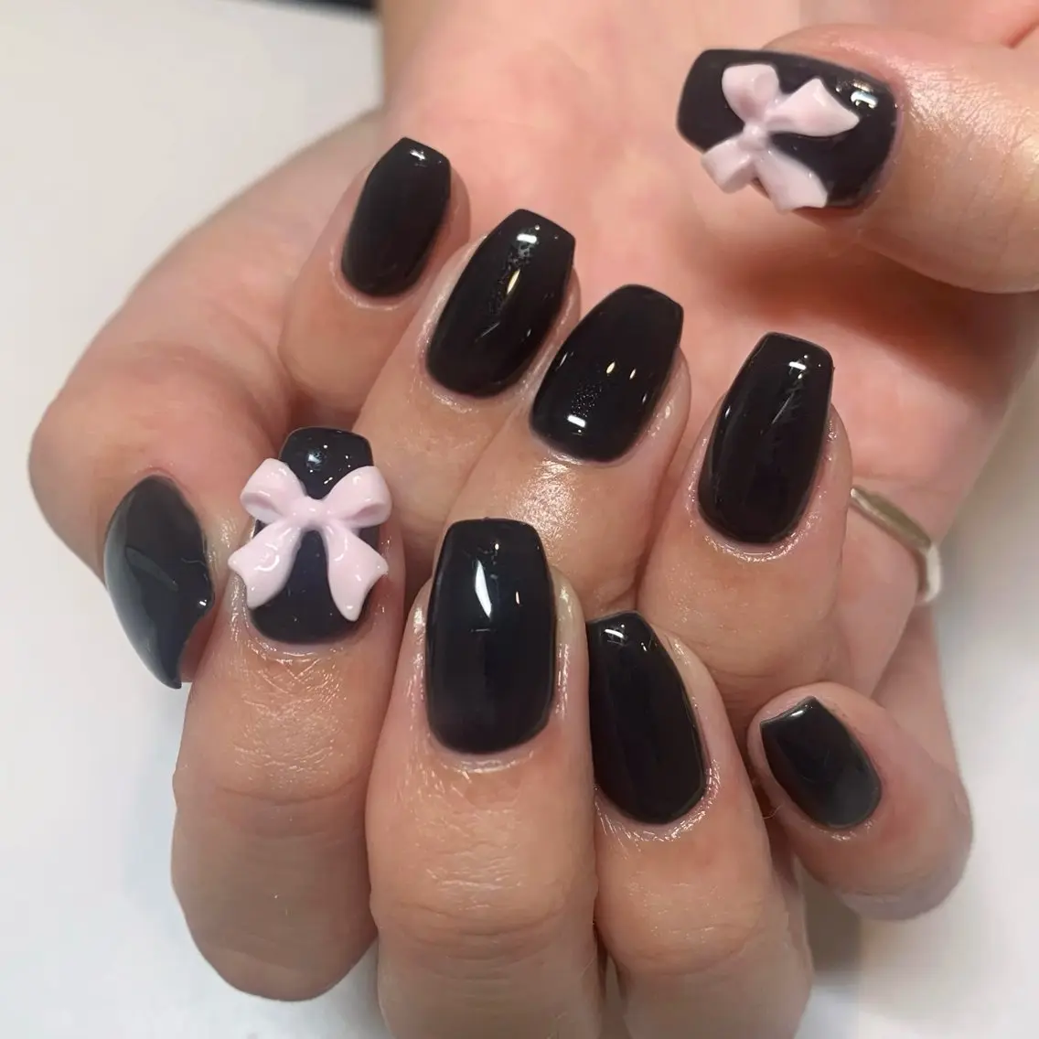 ネイル ネイビー ワンカラーネイル ピンク リボン ハンドネイル Minami Kodamaのネイルデザイン
