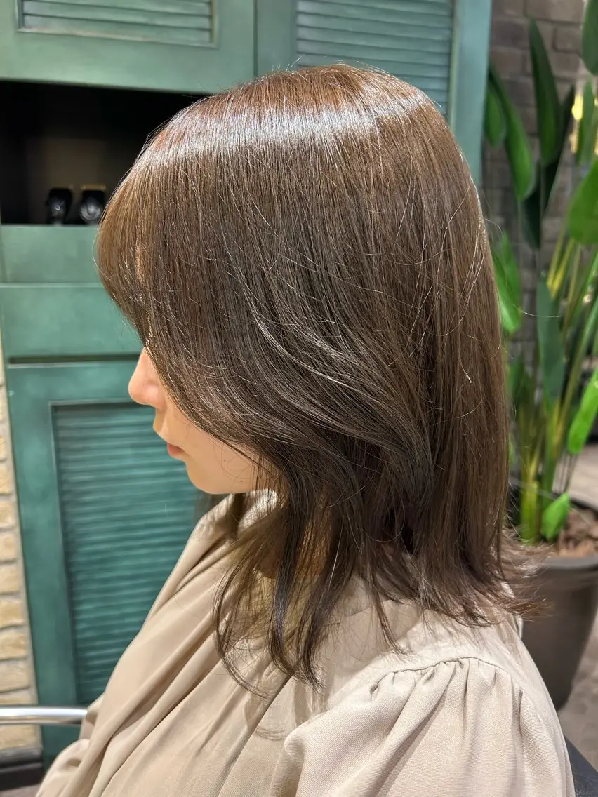 セミロング 曲がる縮毛 フェザー ニュアンス  佐々木のヘアスタイル
