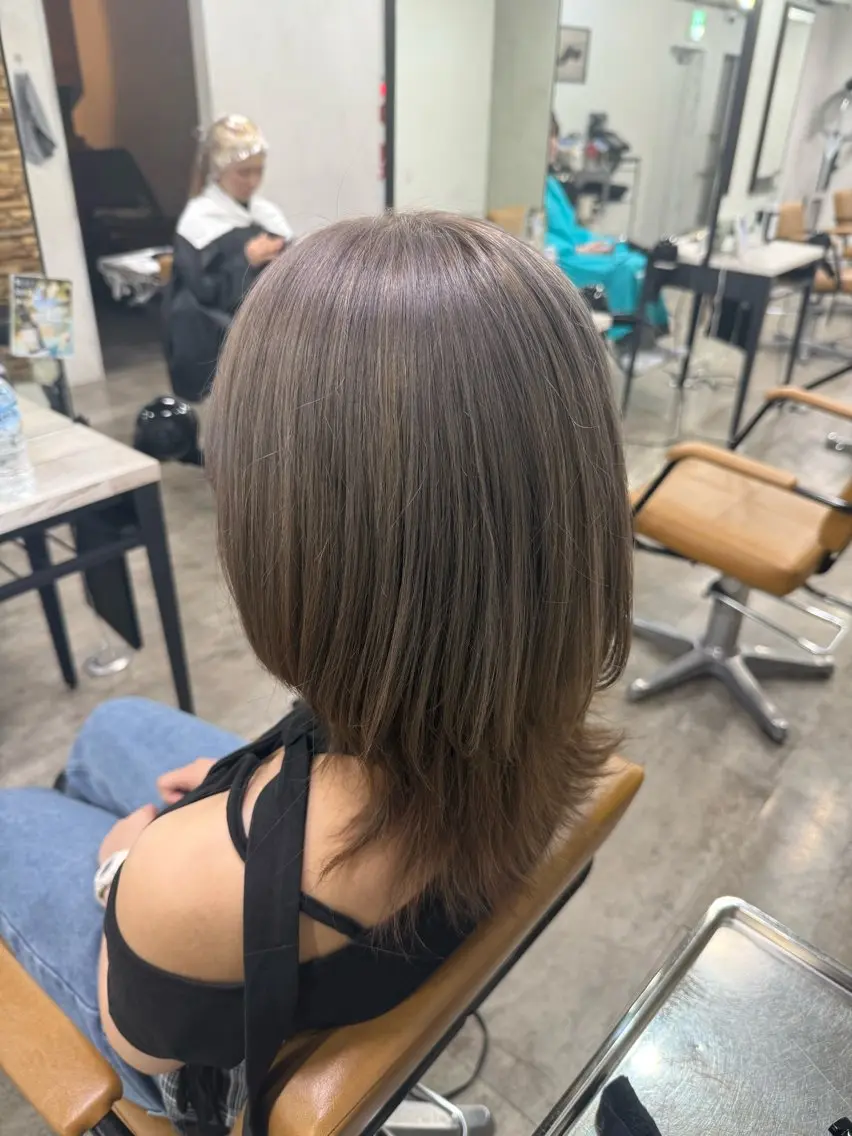 ミディアム カット ヘアカラー トリートメント SAIKA🤍ミルク ティー/ピンクカラーのヘアスタイル