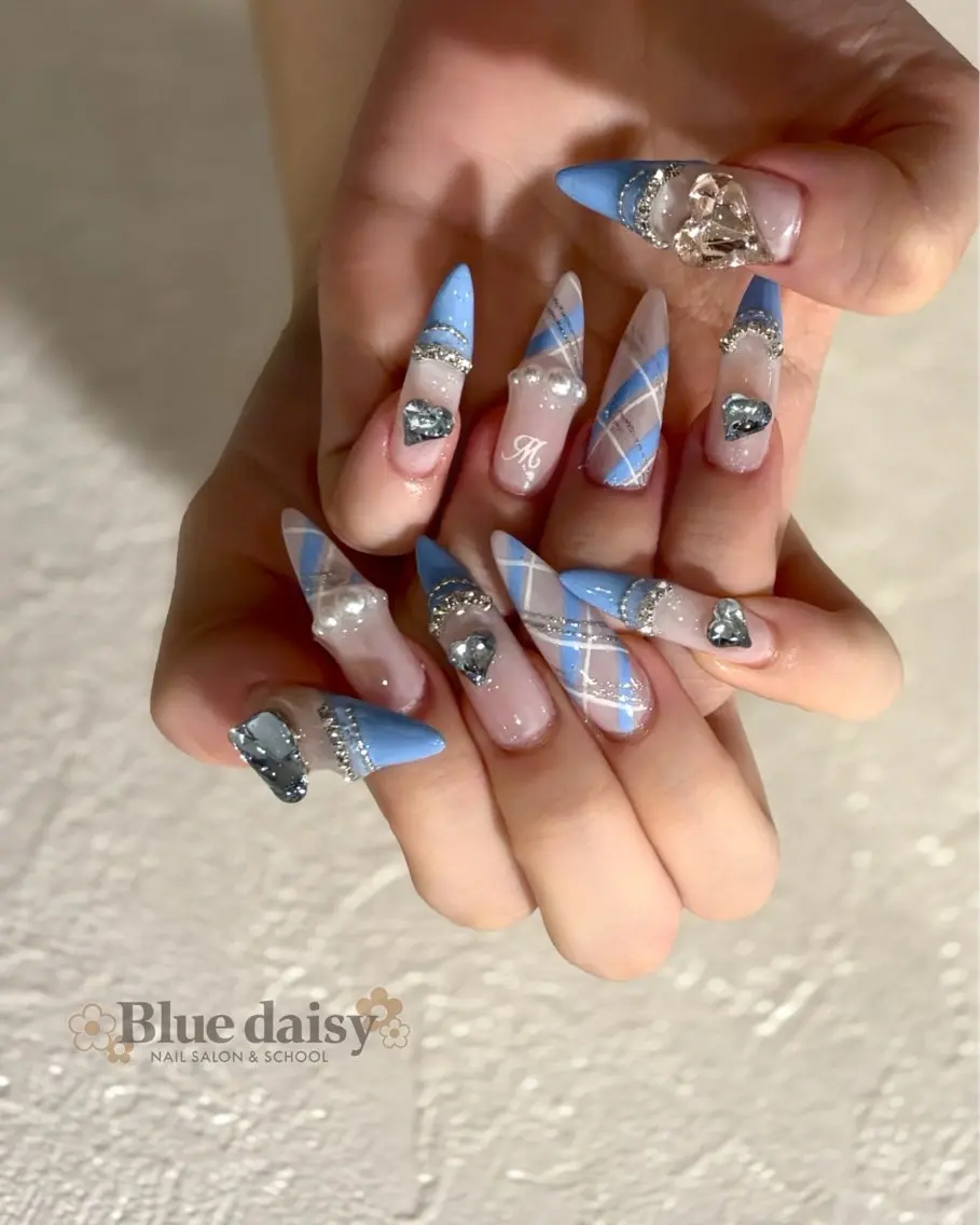 ネイル ブルー ハート キラキラネイル 韓国ネイル ロングネイル ハンドネイル Blue daisy 栄本店のネイルデザイン