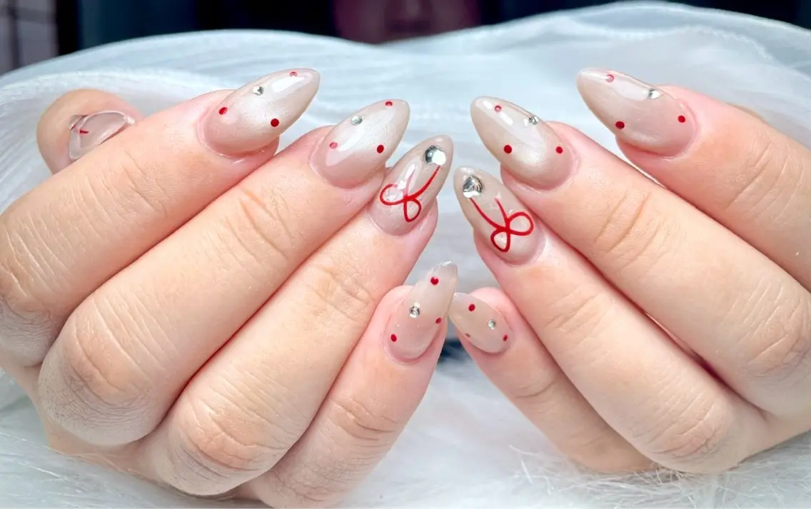 ネイル アートネイル マグネットネイル 赤色 リボン ストーンネイル Michan Nailのネイルデザイン