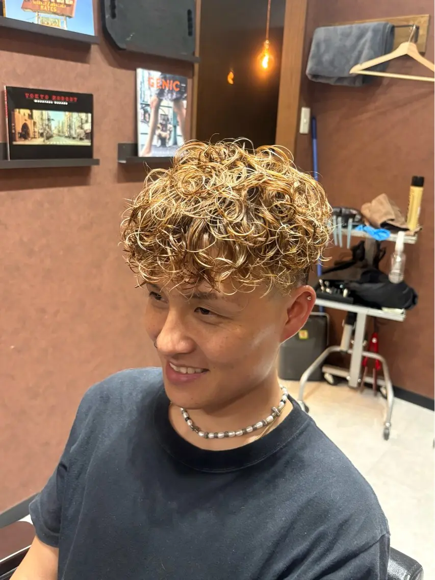 ショート カラー パーマ メンズ メンズブリーチ メンズメッシュ スペインカール ブリーチ メッシュ カット ヘアカラー パーマ トリートメント メンズ特化 / Reiのヘアスタイル
