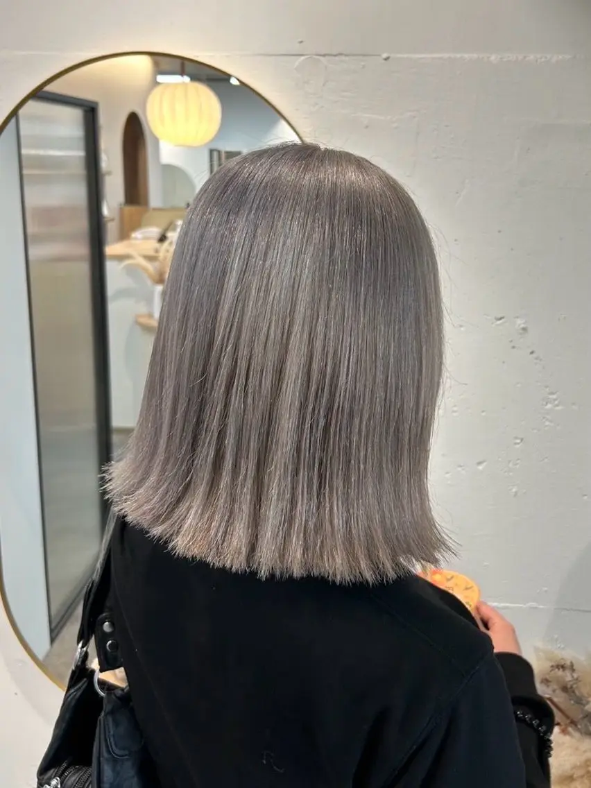 カラー ブリーチ シルバー soyon 心斎橋店のヘアスタイル