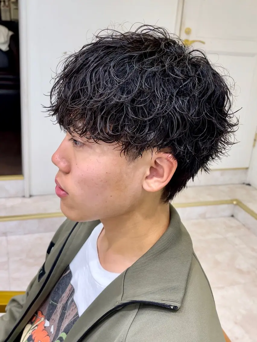 ショート パーマ メンズ センターパート フェードカット マッシュ メンズパーマ メンズツイストパーマ 波巻きスパイラル 近藤剛 浦和のヘアスタイル