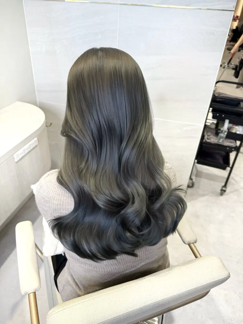 ロング カラー グレージュ イルミナカラー オリーブグレージュ オリーブグレー カット ヘアカラー トリートメント 透明感カラー🌿 グレージュ🐺陽介のヘアスタイル