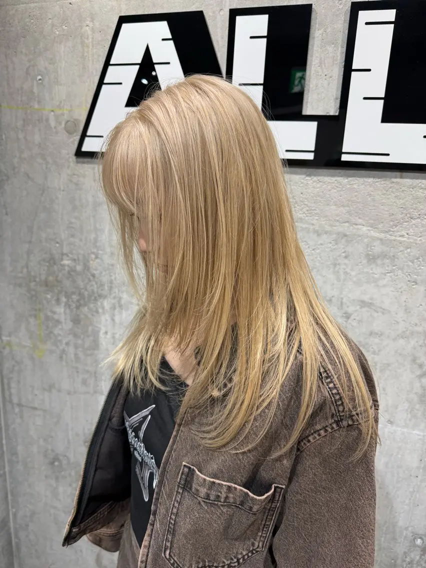 セミロング カラー ベージュカラー ブリーチ ミルクティーベージュ ホワイトブロンド RIKUTOのヘアスタイル