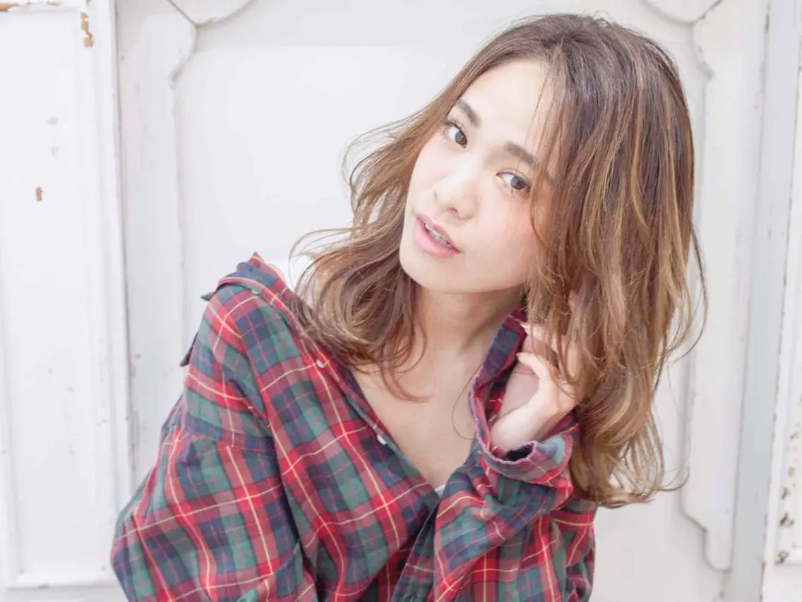 ミディアム ハイライト カット ヘアカラー ＨＩ ROのヘアスタイル