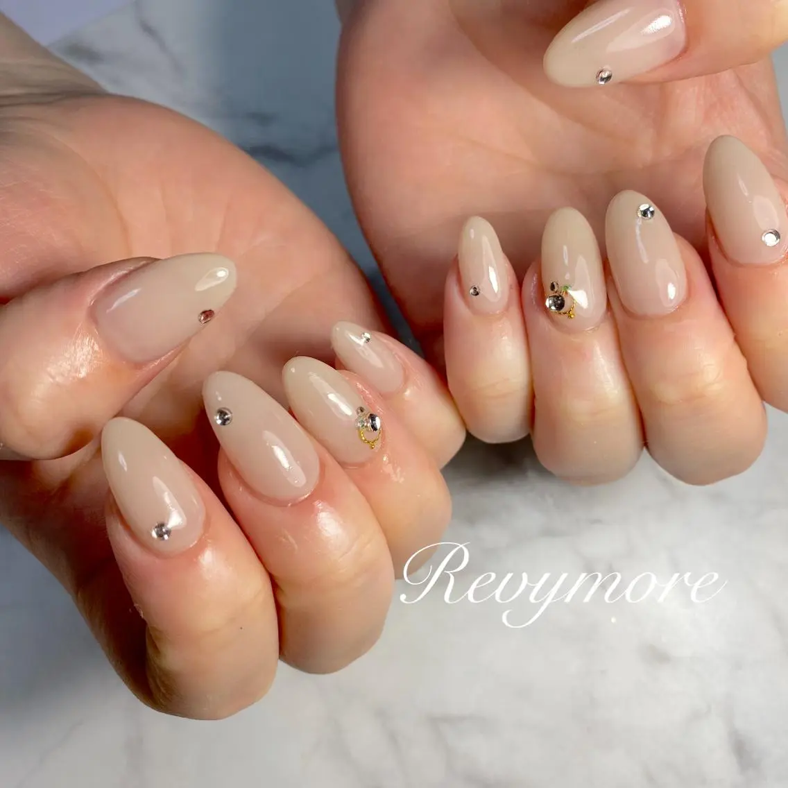 ミディアム ネイル 韓国風ヘア ジェルネイル キラキラネイル 韓国ネイル ニュアンスネイル nail salon Revymoreのネイルデザイン