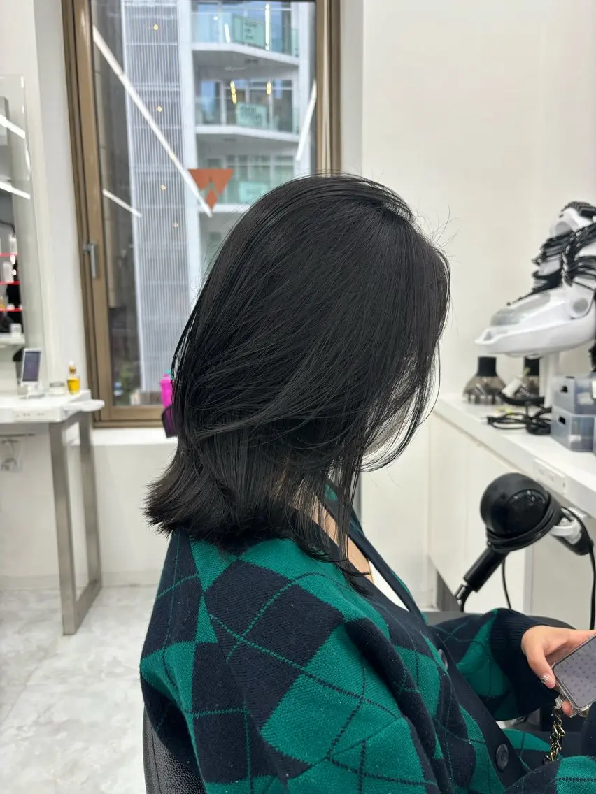 セミロング カラー 抜け感レイヤー︴ ニュアンスカラーのヘアスタイル
