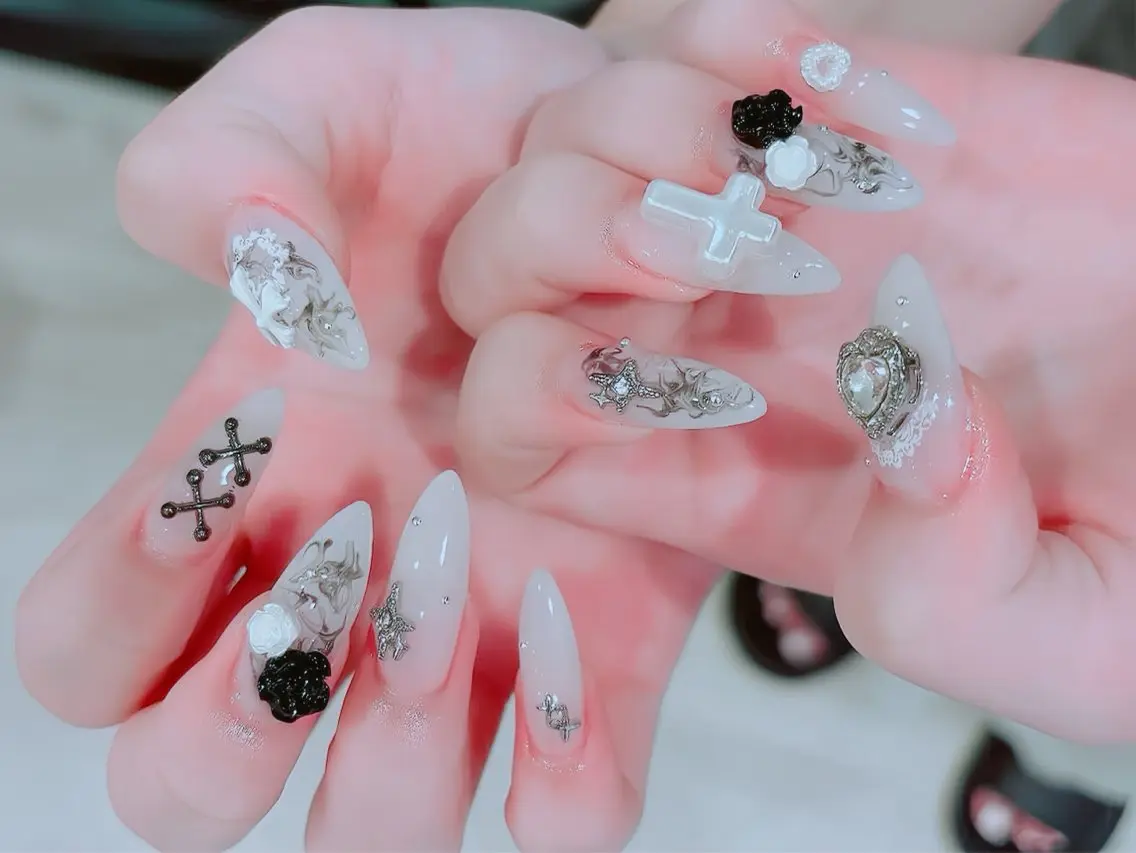 ネイル チークネイル フレンチネイル ガラスフレンチ グラデーション キラキラネイル ハンドネイル Rin Nail 新大久保店のネイルデザイン